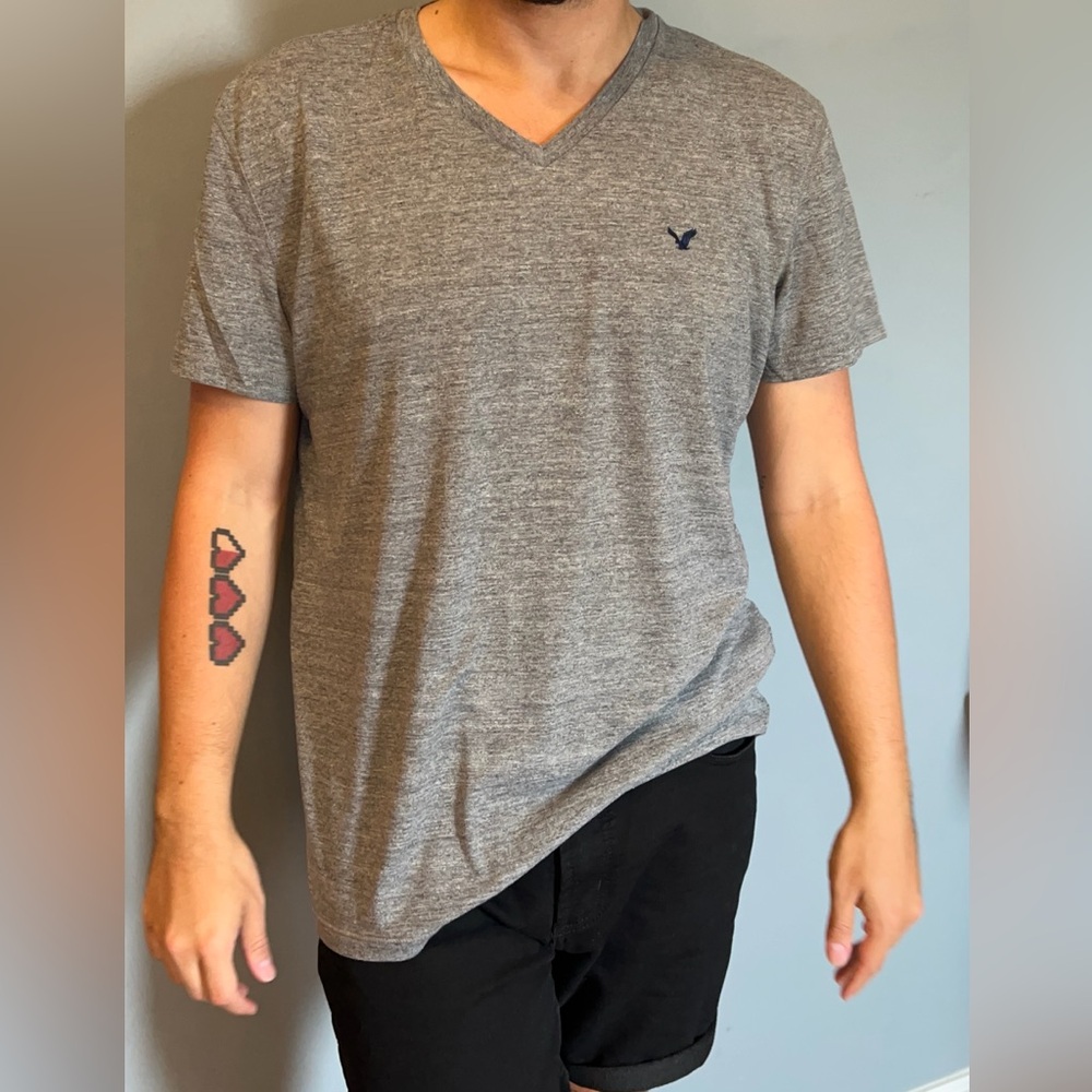 American Eagle Outfitters Gray V-Neck Short Sleeve Tee